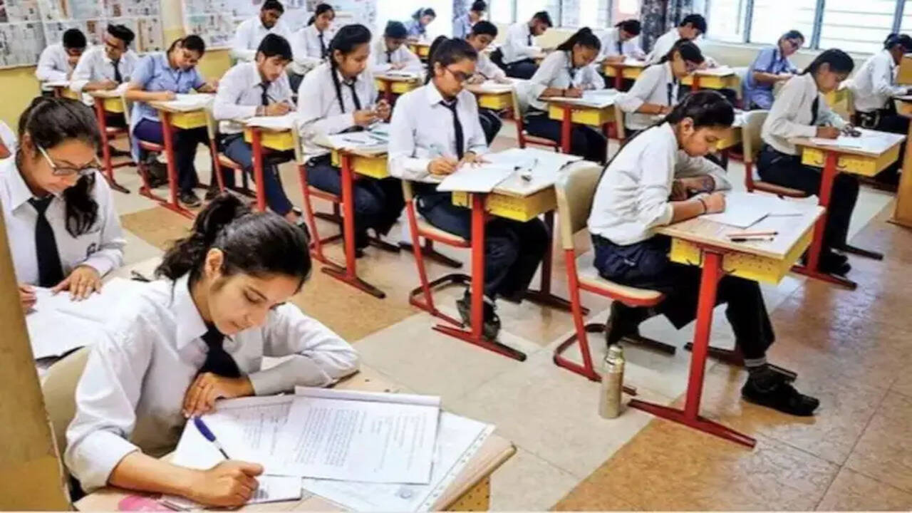 CBSE का नोटिफिकेशन जारी, 9वीं-10वीं के छात्रों को तीन भाषाएं पढ़ना हुआ अनिवार्य