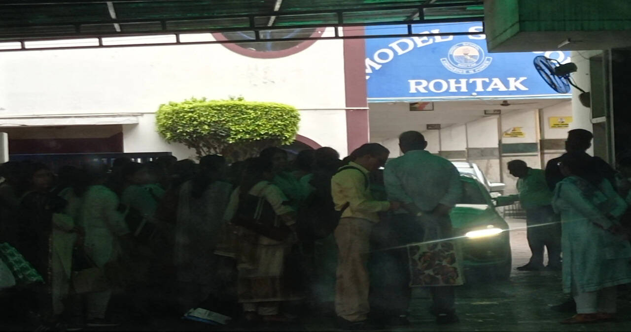 रोहतकः शिक्षक दिवस पर मॉडल स्कूल के शिक्षक-शिक्षिकाओं ने काली पट्टी बांधकर कक्षा ली