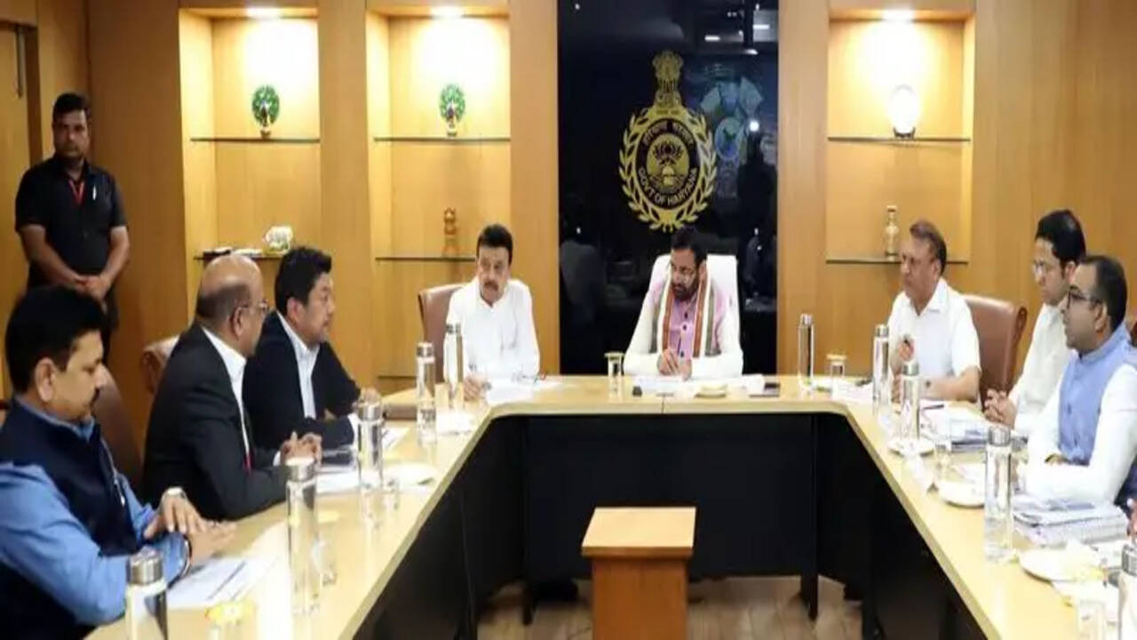 मुख्यमंत्री श्री नायब सिंह सैनी की अध्यक्षता में उद्योगपतियों के साथ उच्च स्तरीय बैठक