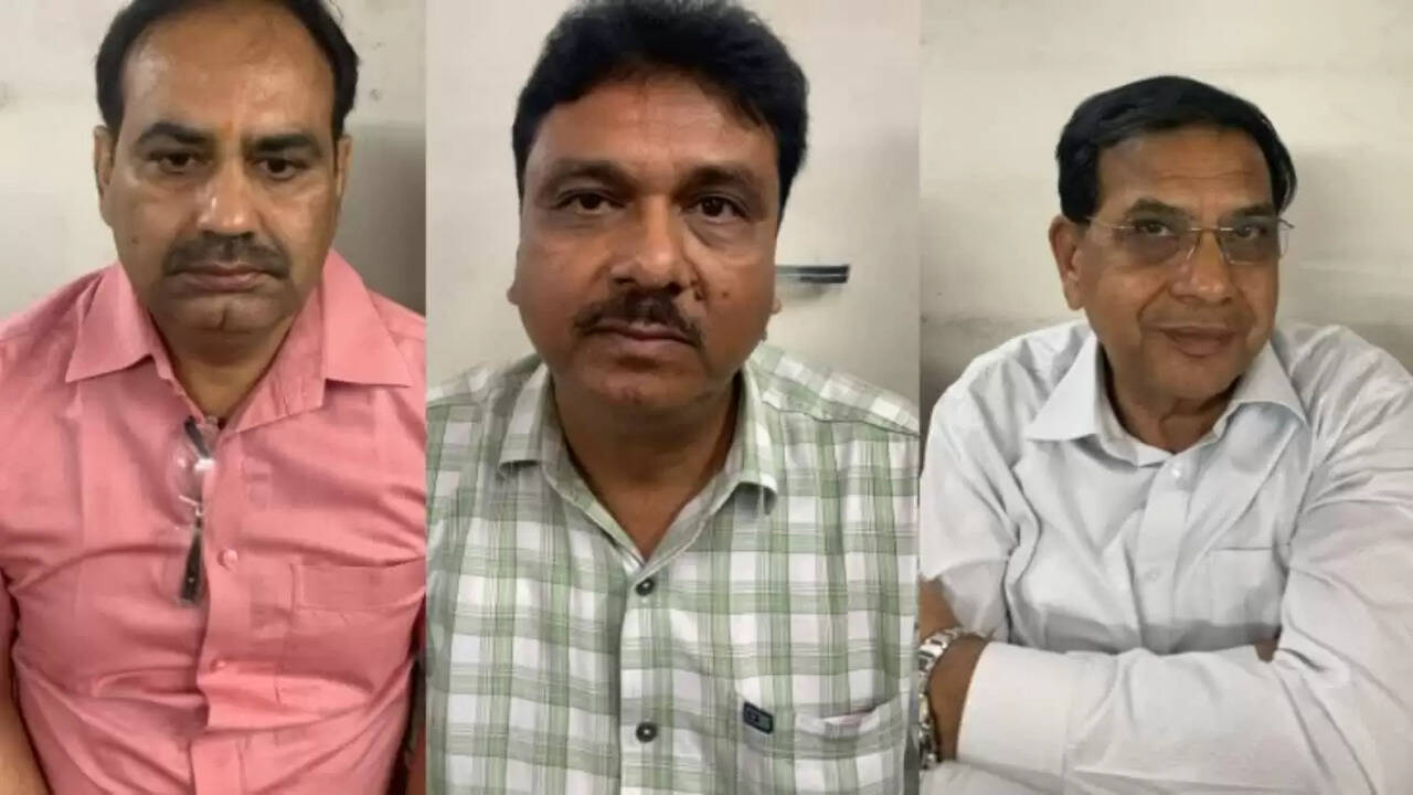 ठेकेदार से रिश्वत लेते PWD के एग्जीक्यूटिव इंजीनियर, SDO और सब इंजीनियर गिरफ्तार