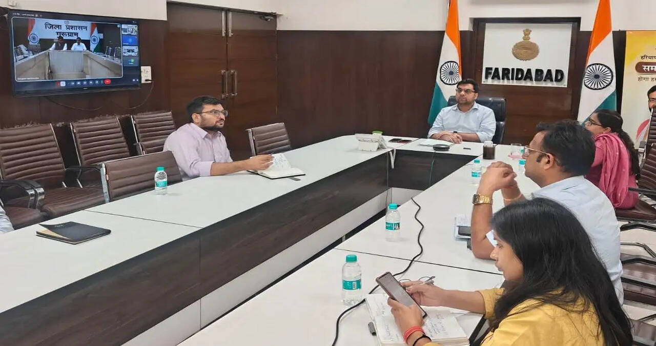 आपसी समन्वय और बेहतर प्रबंधन से सफल बनाएं सेवा कार्यक्रम : डीसी आयुष सिन्हा