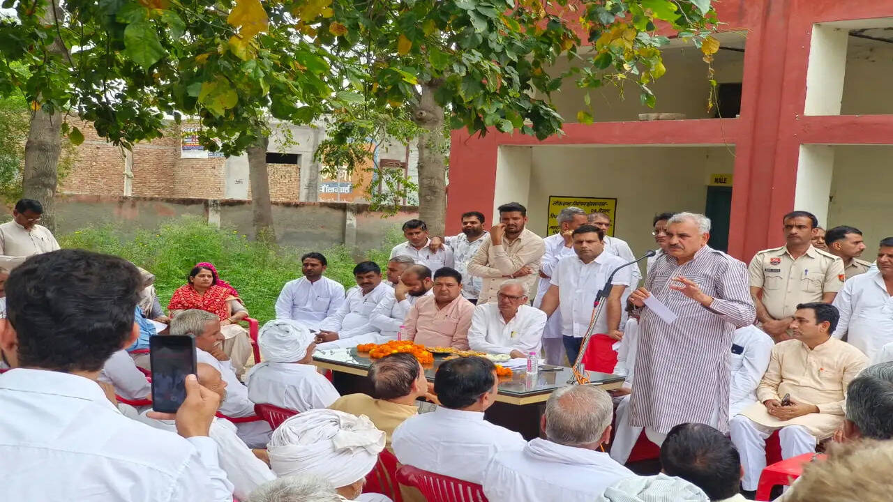 गांव चलो अभियान के तहत विधायक रणधीर पनिहार ने गांव मंगाली, कैमरी व आर्यनगर में सुनी जनसमस्याएं, विकास कार्यों पर नागरिकों से की चर्चा