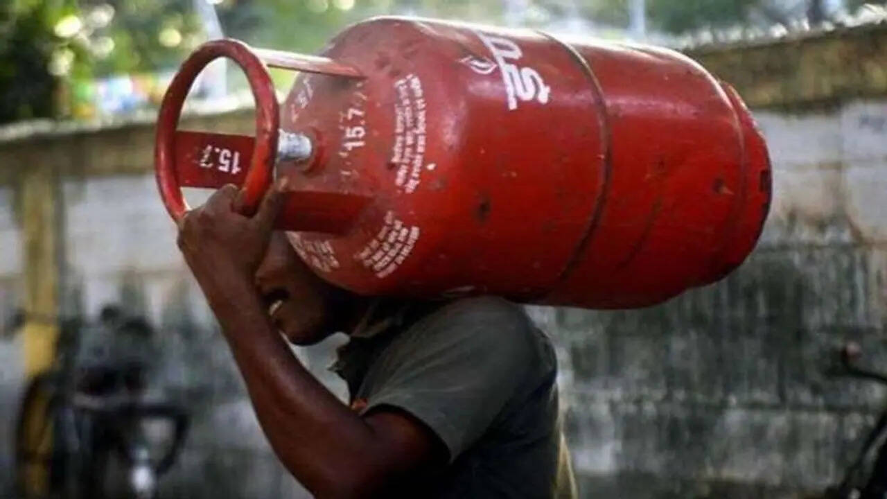 LPG Cylinder Price Hike: त्यौहारी सीजन में महंगा हुआ LPG सिलेंडर, जानिए आपके शहर में कितने का मिलेगा सिलेंडर