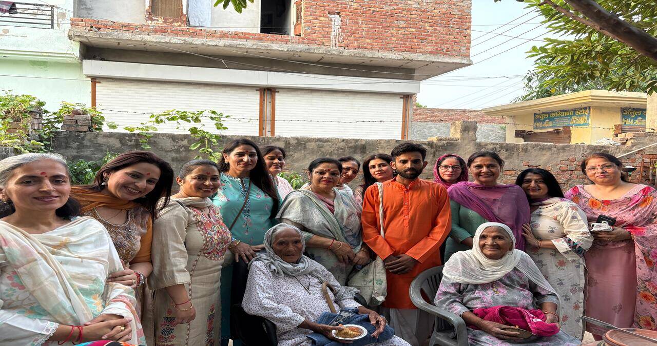 &nbsp;लायंस क्लब सिरसा ग्रीन की नारी शक्ति ने वृद्धाश्रम में किया 'पितृ-यज्ञ', बुजुर्गों के संग आहुति डालकर लिया आशीर्वाद
