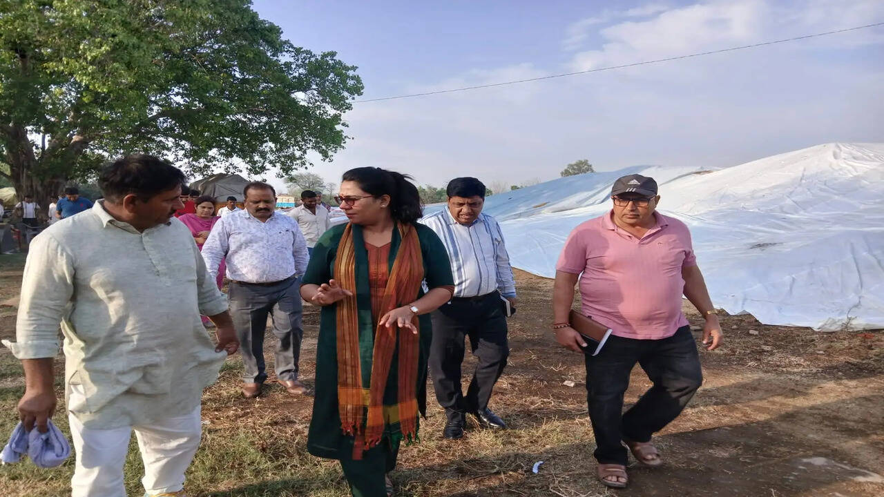 एसडीएम रेणुका नांदल ने खाद्य आपूर्ति विभाग के अधिकारियों के साथ छारा खरीद केंद्र का किया निरीक्षण