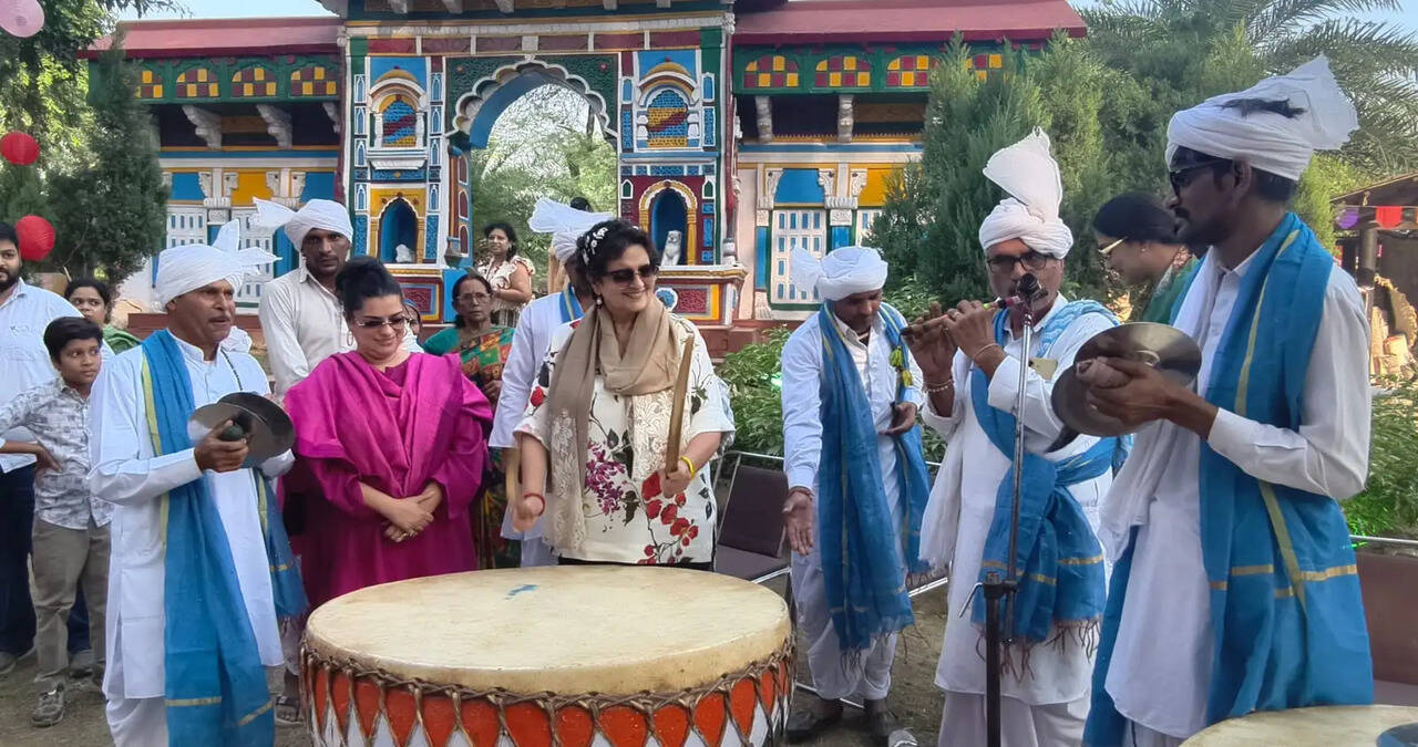 &nbsp;  नवीन पुनिया के हरियाणवी गीतों पर झूमे दर्शक, सूरजकुंड दिवाली मेले में जमा रंग