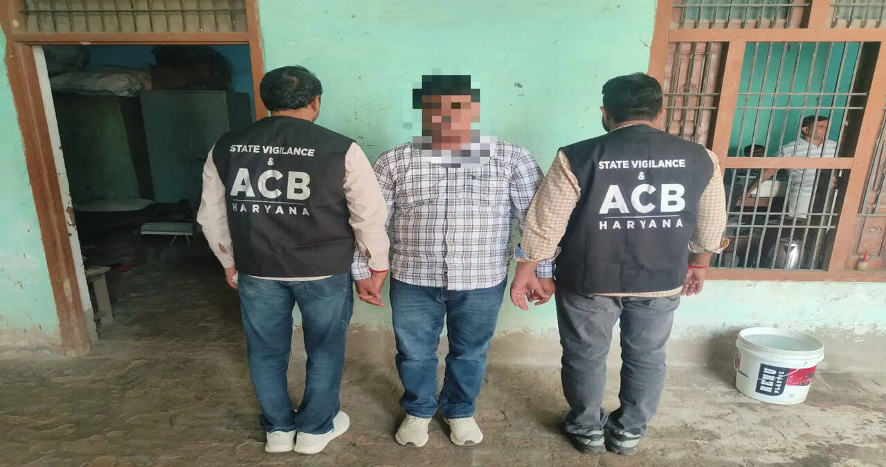 &nbsp;&nbsp;20 हजार रुपये रिश्वत लेते सब-ट्रेजरी का क्लर्क रंगे हाथ गिरफ्तार