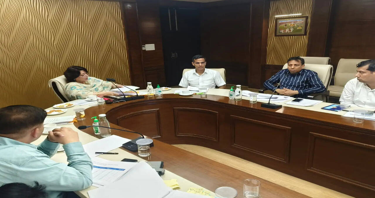 Haryana News: भूमि रिकॉर्ड से जुड़ी सेवाओं में तेजी लाएं, लंबित मामलों का समयबद्ध निपटारा सुनिश्चित करें : डॉ. सुमिता मिश्रा