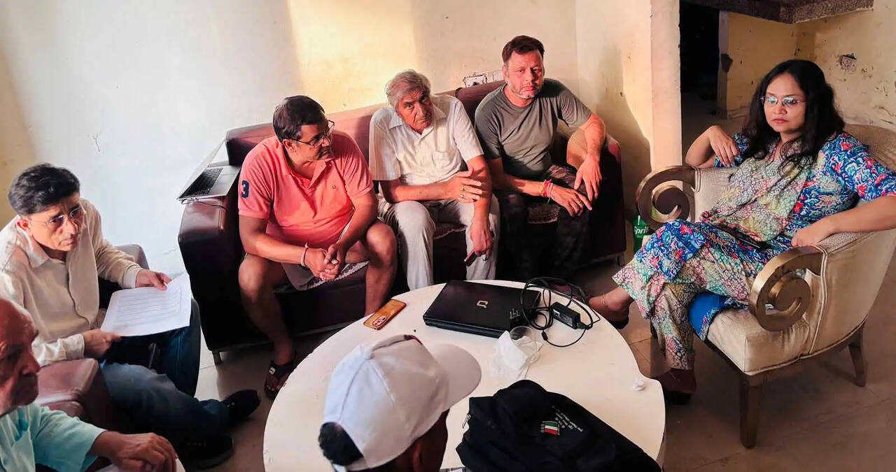 सीईओ जिला परिषद शिखा ने तिगांव में विशेष गहन पुनरीक्षण अभियान का किया निरीक्षण