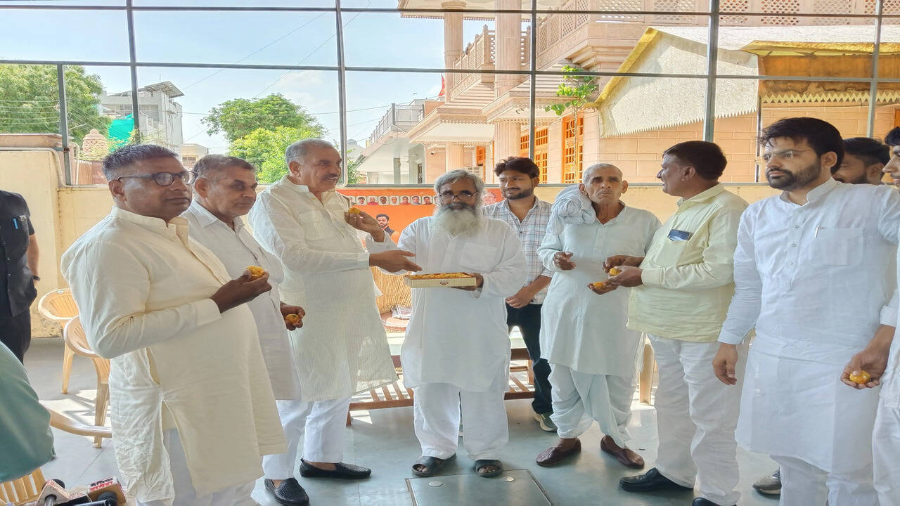 हरियाणा के पूर्व मुख्यमंत्री एवं केंद्रीय मंत्री मनोहर लाल के जन्मदिवस पर विधायक रणधीर पनिहार&nbsp;के निवास पर समाजसेवी योगराज शर्मा ने लड्डू बाटकर हार्दिक शुभकामनाएं दी
