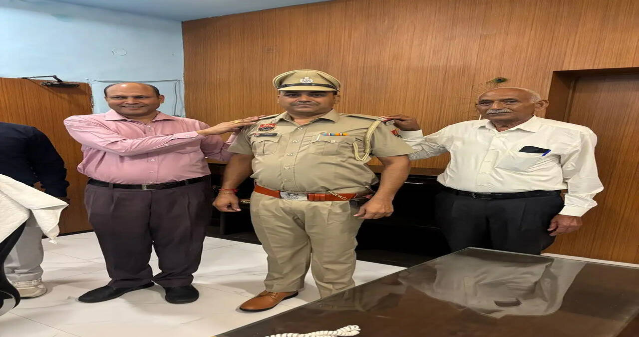 मंडल आयुक्त के गनमैन हेड कांस्टेबल जयबीर सिंह पदोन्नत होकर बने एएसआई