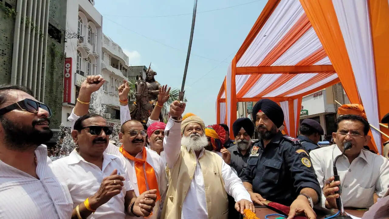 अम्बाला छावनी के सदर बाजार चौक पर स्थापित वीर महाराणा प्रताप की मूर्ति सदा जलती रहने वाली स्वाभिमान की मशाल-ऊर्जा मंत्री अनिल विज