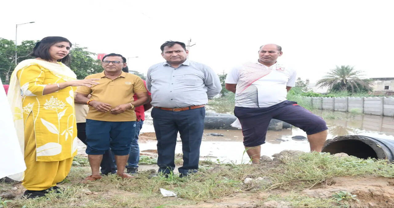 Jhajhar News:&nbsp;जलभराव पर प्रशासन की पैनी नजर, बारिश के दौरान भी जल निकासी में एक्टिव रहे विभाग : डीसी