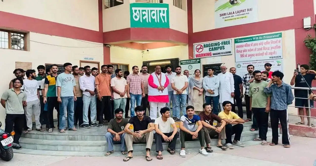 सीडीएलयू के बॉयज हॉस्टल में हारे का सहारा ट्रस्ट ने लगवाए वाटर कूलर, 'एक पेड़ मां के नाम' अभियान के तहत किया पौधारोपण