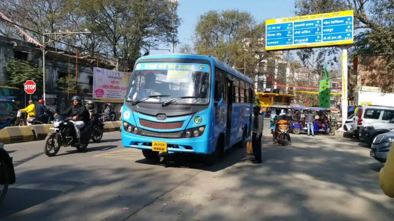 अब प्राइवेट बसों में भी नहीं लगेगा किराया; फ्री पास होंगे मान्य, परिवहन आयुक्त ने जारी किए आदेश