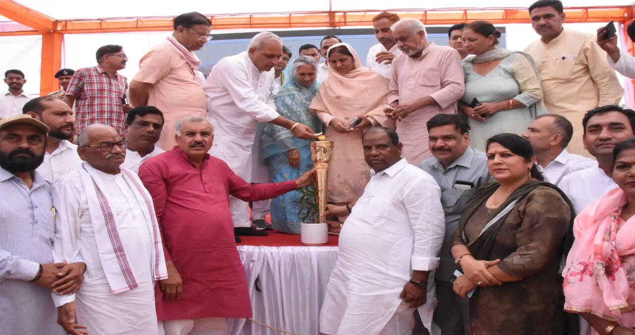 &nbsp;&nbsp;स्थानीय टाउन पार्क के समीप चौक पर सेवा ज्योति की हुई स्थापना