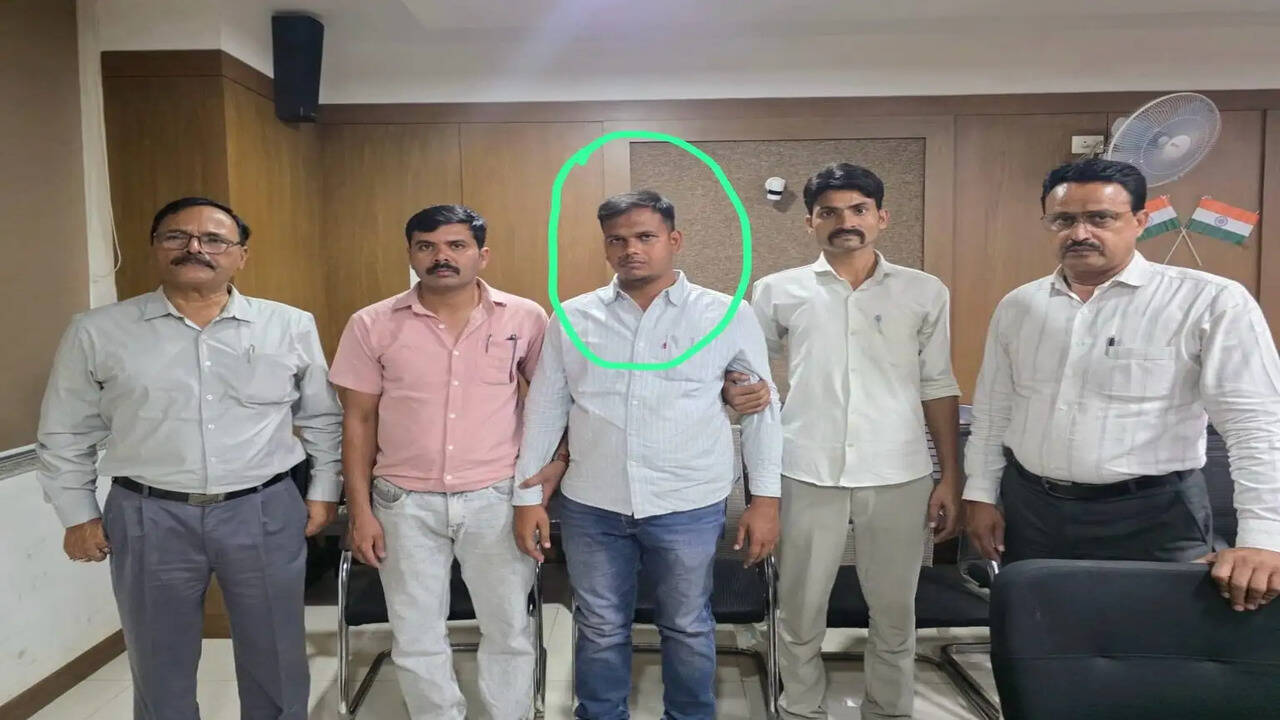 Bribe Case: सब इंजीनियर और बाबू 2 लाख रुपए की रिश्वत लेते रंगे हाथों गिरफ्तार, जानिये क्या है पूरा मामला ?