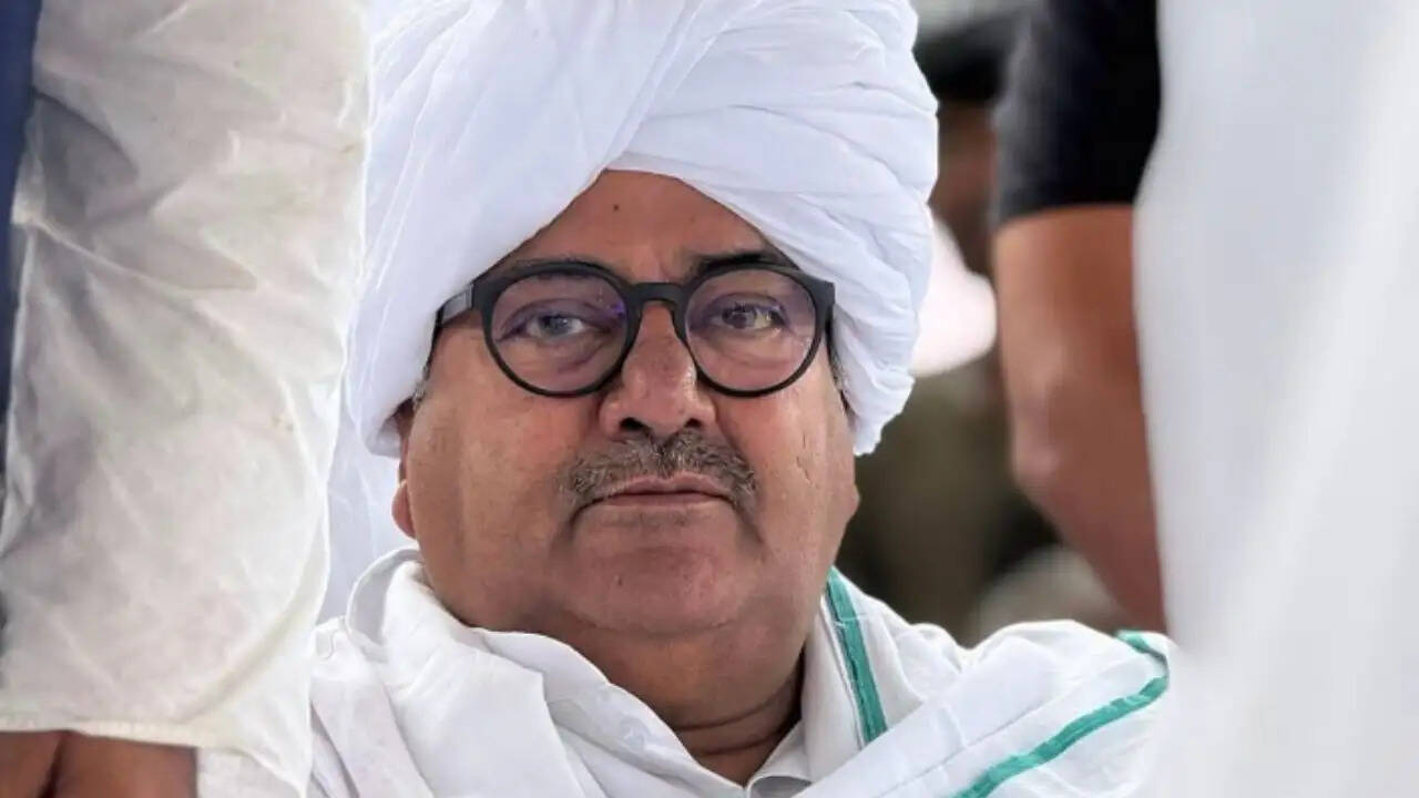 सफाई कर्मचारियों और फायर ब्रिगेड कर्मचारियों की मांगें पूरी तरह से जायज: चौधरी अभय सिंह चौटाला
