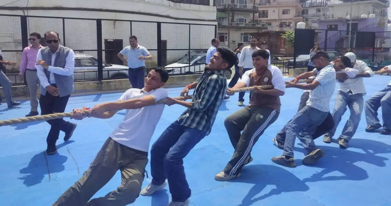 रस्साकशी में तेजस स्कूल की टीम रही प्रथम