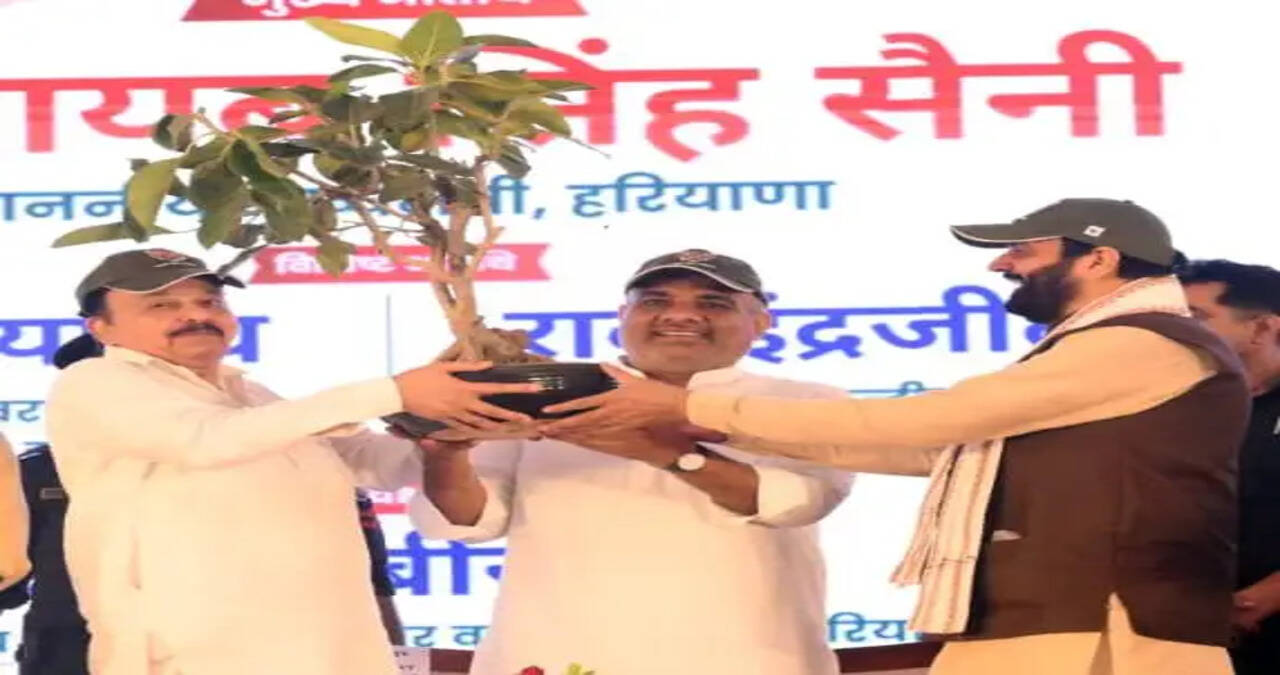 Haryana News: हरियाणा के&nbsp;गुरुग्राम के मानेसर में किया&nbsp;77वें राज्य स्तरीय वन महोत्सव का आगाज,&nbsp;अरावली की हरियाली बचाना हम सबकी सामूहिक जिम्मेदारी