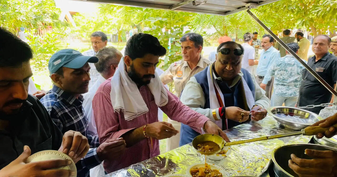 अंदर जनता की समस्याएं सुनते रहे प्रो. गणेशी लाल, बाहर मनीष सिंगला ने भोजन कराकर पेश की मिसाल