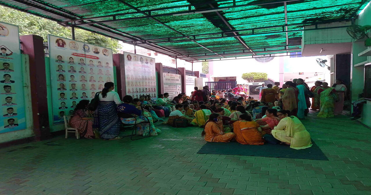 &nbsp;रोहतकः मॉडल स्कूल के शिक्षक-शिक्षिकाओं ने भत्तों व अन्य सुविधाओं में कटौती के विरोध में दिया धरना