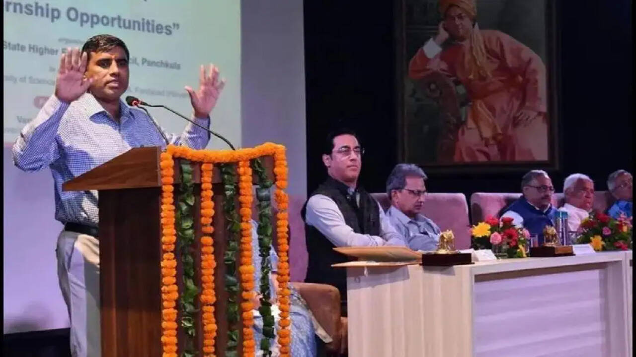 हरियाणा सुपर&nbsp;100&nbsp;का शानदार प्रदर्शन,&nbsp;आईआईटी-जेईई मेन में&nbsp;16&nbsp;विद्यार्थियों ने रचा इतिहास- शिक्षा मंत्री&nbsp;महीपाल&nbsp;ढांडा