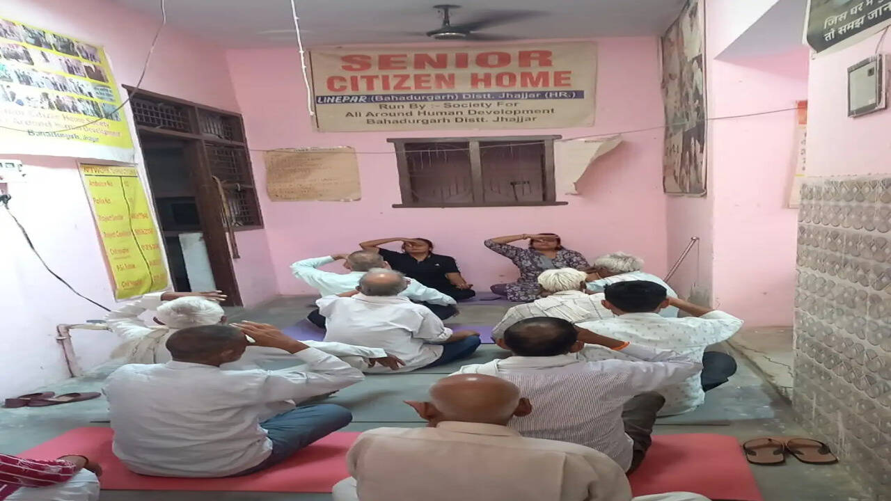 अंतर्राष्ट्रीय योग दिवस को लेकर सीनियर सिटीजन को कराया जा रहा योग अभ्यास
