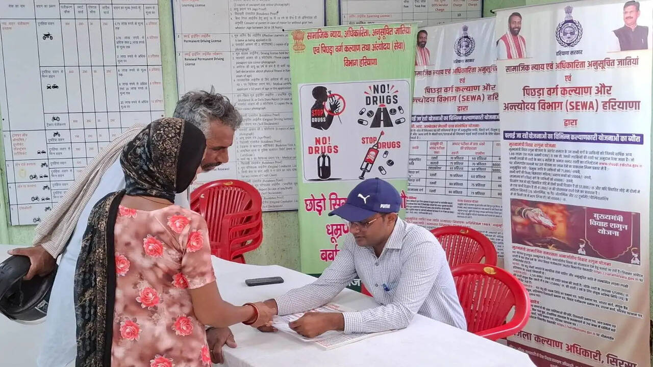 &nbsp;जन कल्याण शिविर : सरकारी योजनाओं की जानकारी देने के साथ-साथ पंजीकरण के लिए लगाई गई विभिन्न विभागों की स्टॉल