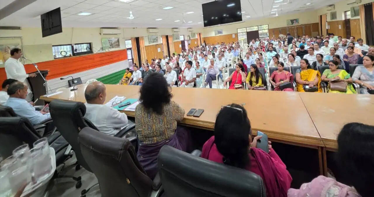 नागरिकों को समयबद्ध राजस्व संबंधित सेवाएं उपलब्ध करवाना जिला प्रशासन की है सर्वोच्च प्राथमिकता :-उपायुक्त सतबीर सिंह