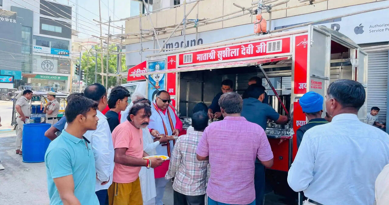 सांगवान चौक पर 'हारे के सहारे' ट्रस्ट ने नंदीघोष वैन के जरिए कराया भोजन