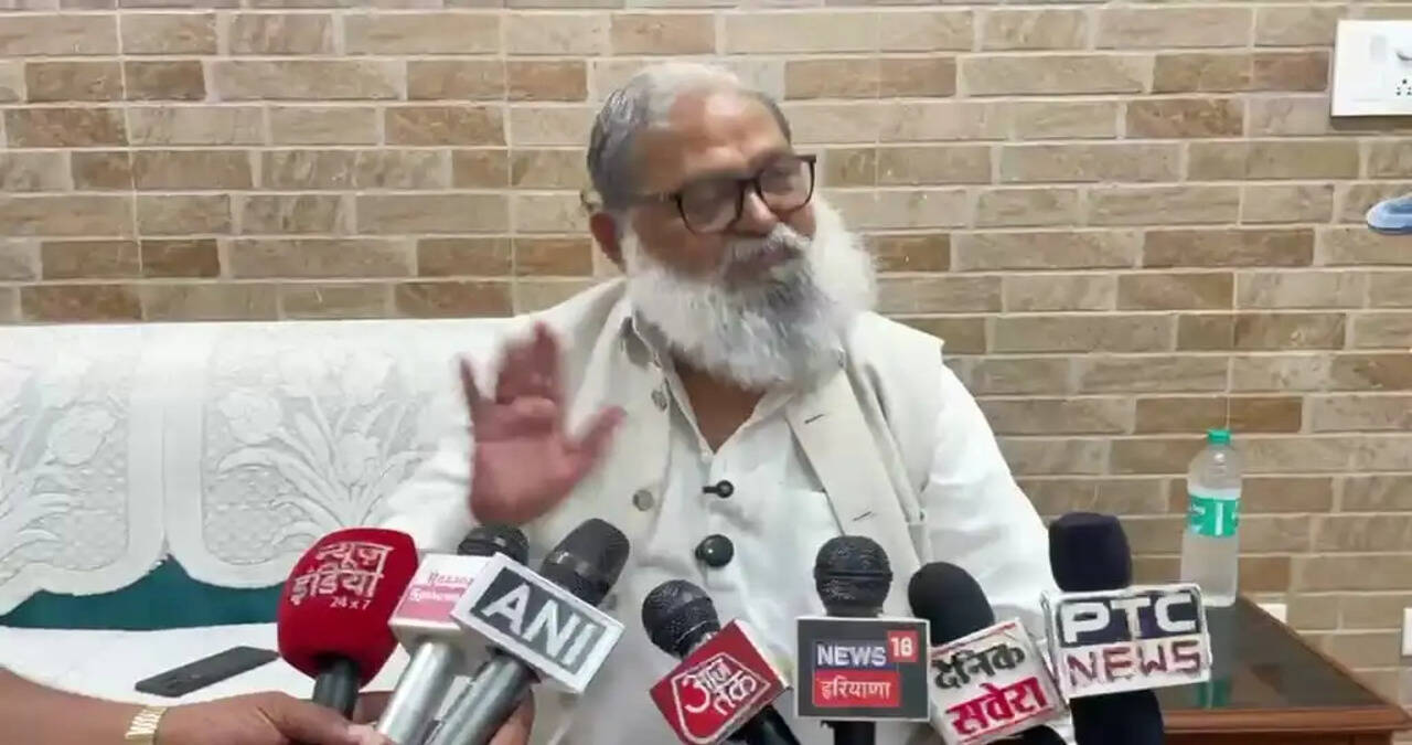 &nbsp;कानून सबके लिए बराबर, राहुल गांधी जायज़ बात करें" &ndash; छात्रों और पुलिस पर हमले को लेकर ऊर्जा मंत्री अनिल विज का तीखा हमला