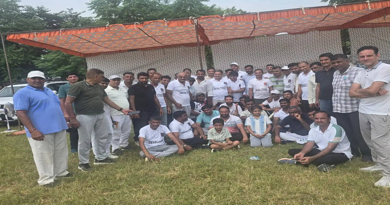 क्रिकेट पिच पर तनाव क्लीन बोल्ड...  मतदाता सूचियों के विशेष गहन पुनरीक्षण कार्य के बीच बीएलओ ने क्रिकेट के मैदान में बहाया पसीना