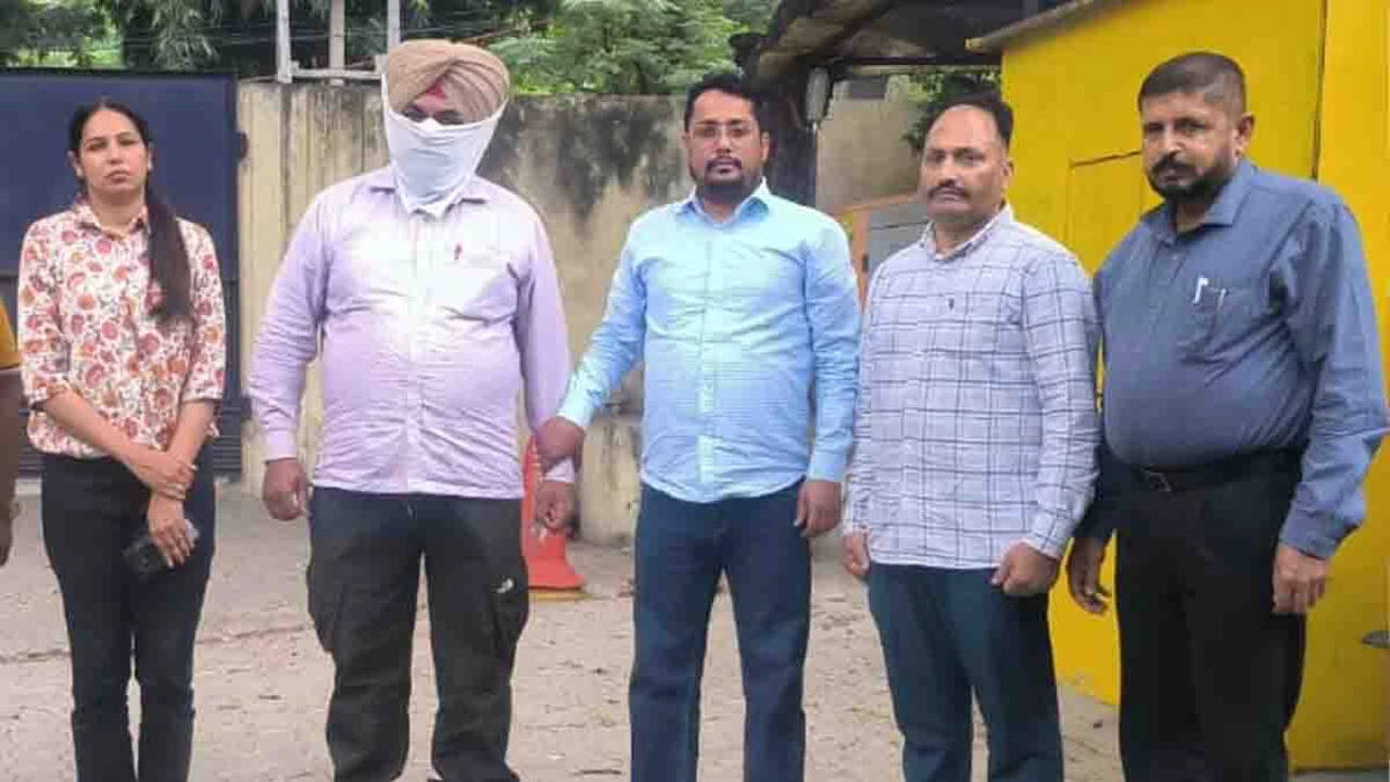 &nbsp;Punjab News: नायब कोर्ट के रूप में तैनात सहायक सब-इंस्पेक्टर तरलोचन सिंह 10000 की रिश्वत लेते गिरफ्तार, विजिलेंस ब्यूरो ने की कार्रवाई
