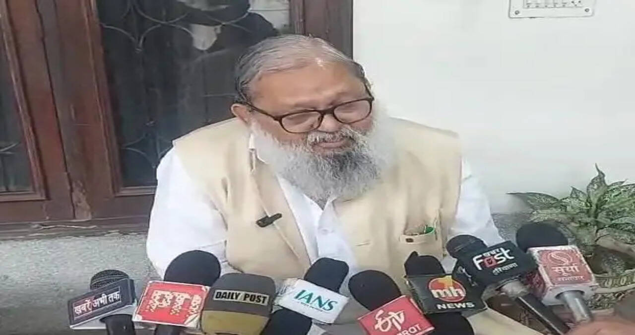 &nbsp;A case should be registered against Congress leader Rahul Gandhi for compromising the Prime Minister's security: Haryana Energy Minister Anil Vij