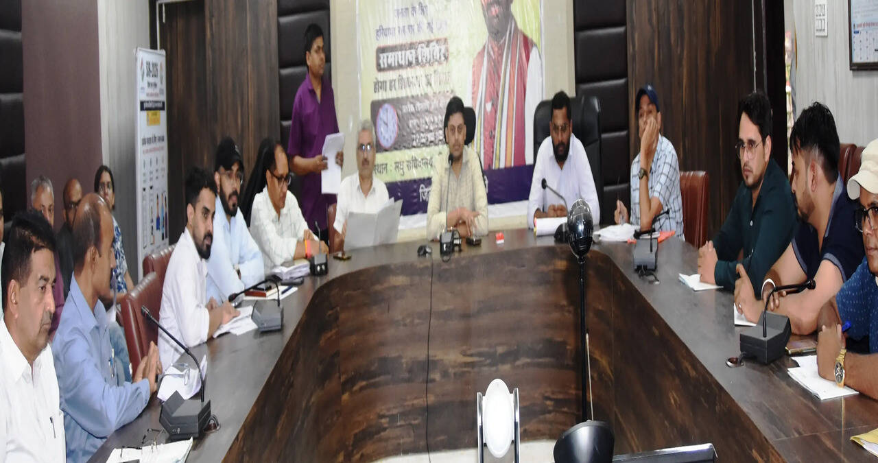 Bhiwani News: एडीसी दीपक बाबूलाल करवा ने की जनकल्याणकारी योजनाओं की समीक्षा