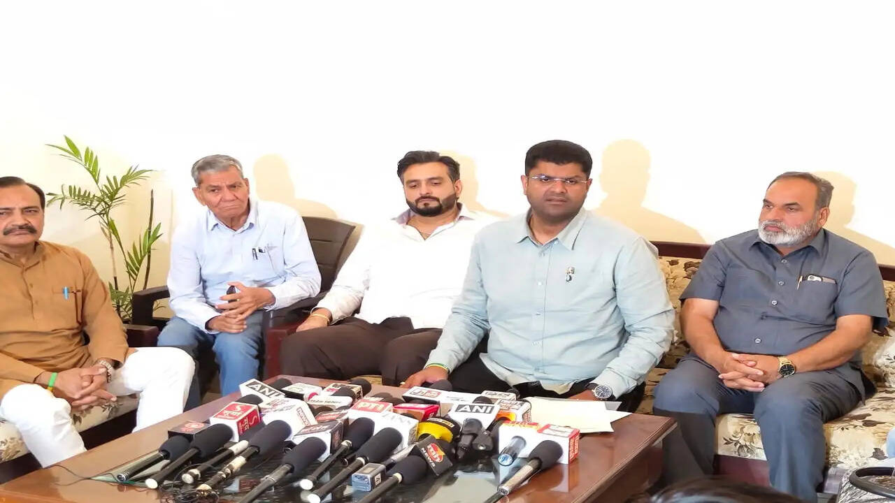 हरियाणा के हालात खराब और सीएम नायब सरकारी फंड से प्राइवेट हेलीकॉप्टर पर पंजाब घूमने में मस्त - दुष्यंत चौटाला