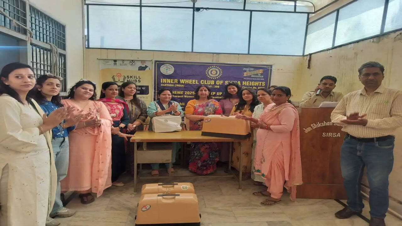 सिरसा में इनरव्हील क्लब ने 15 जरूरतमंद बेटियों को सिलाई मशीनें भेंट कर किया आत्मनिर्भरता का आगाज़
