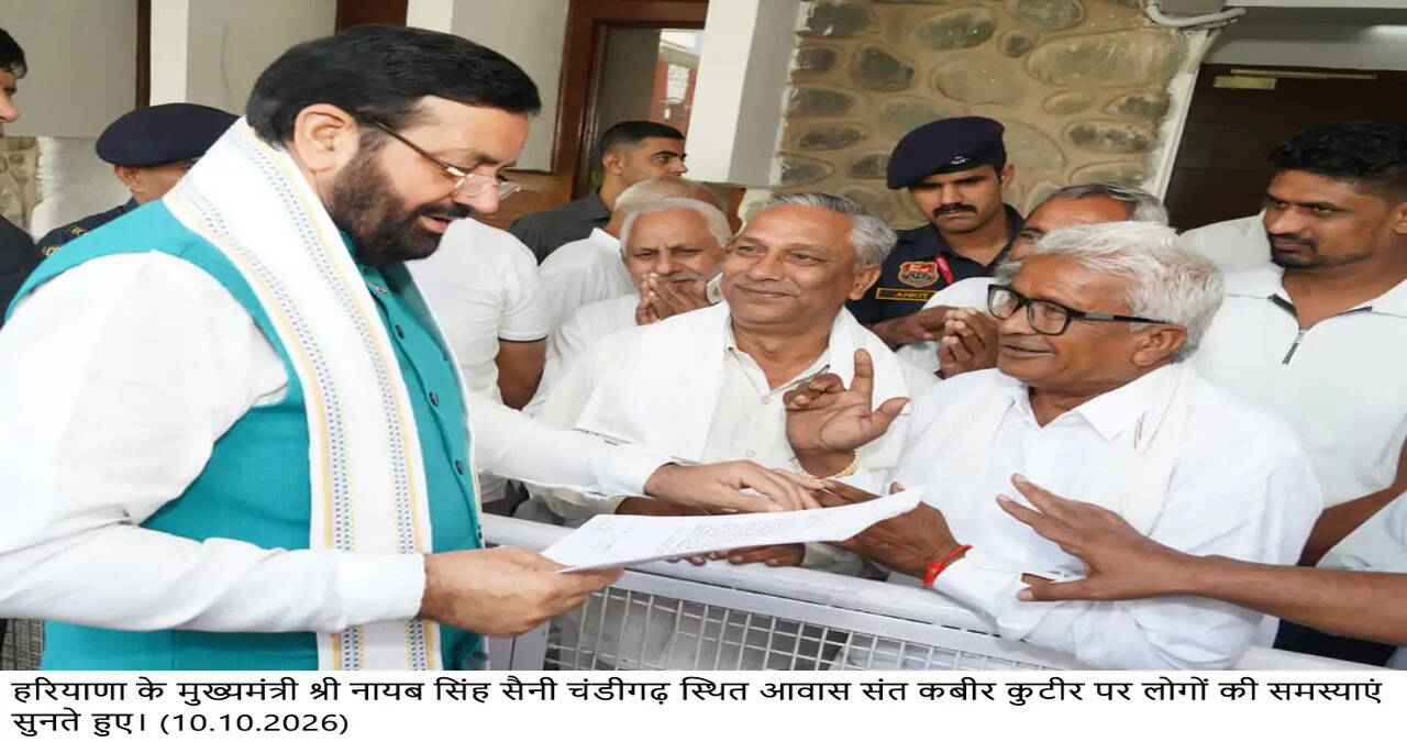 हरियाणा के मुख्यमंत्री श्री नायब सिंह सैनी चंडीगढ़ स्थित आवास संत कबीर कुटीर पर लोगों की समस्याएं सुनते हुए। (10.10.2026)