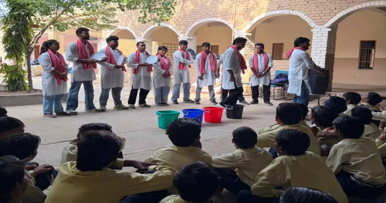 &nbsp;नुक्कड़ नाटक से विद्यार्थियों को स्वास्थ्य और स्वच्छता के प्रति किया जागरूक