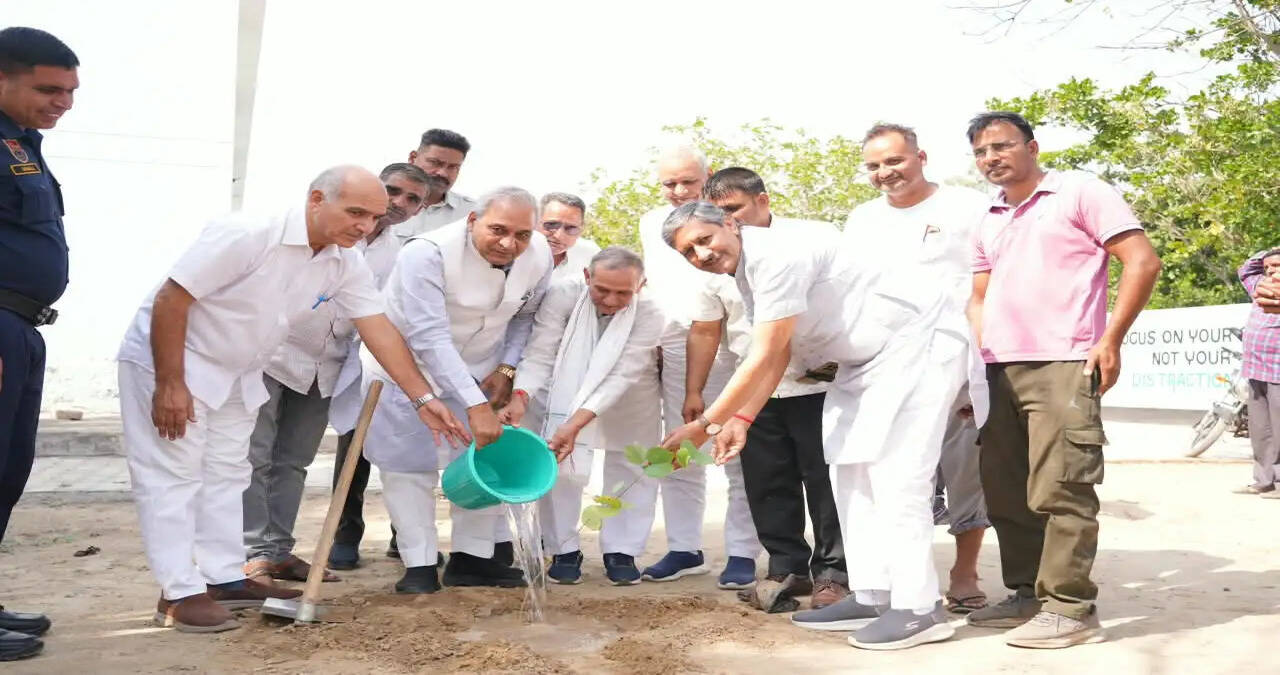 &nbsp;कैबिनेट मंत्री रणबीर गंगवा ने गाँव न्याणा में कार्यकर्ताओं के साथ सुना मन की बात कार्यक्रम