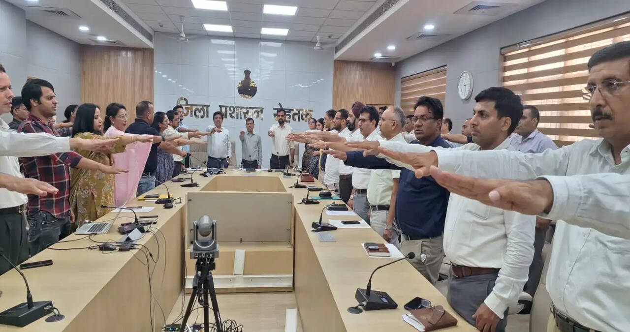 उपायुक्त ने अधिकारियों को दिलवाई पोषण माह की शपथ