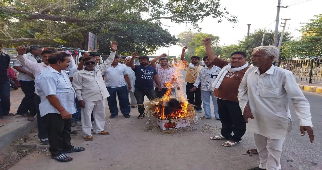 बीजेपी के अहंकार को लेकर व्यापार मंडल ने घंटाघर पर फूंका भाजपा प्रदेश अध्यक्ष डॉ. अर्चना गुप्ता का पुतला