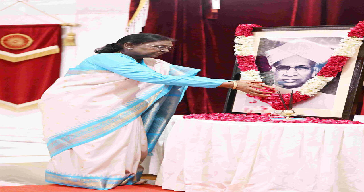 भारत की राष्ट्रपति ने डॉ. सर्वपल्ली राधाकृष्णन की जयंती पर पुष्पांजलि अर्पित की
