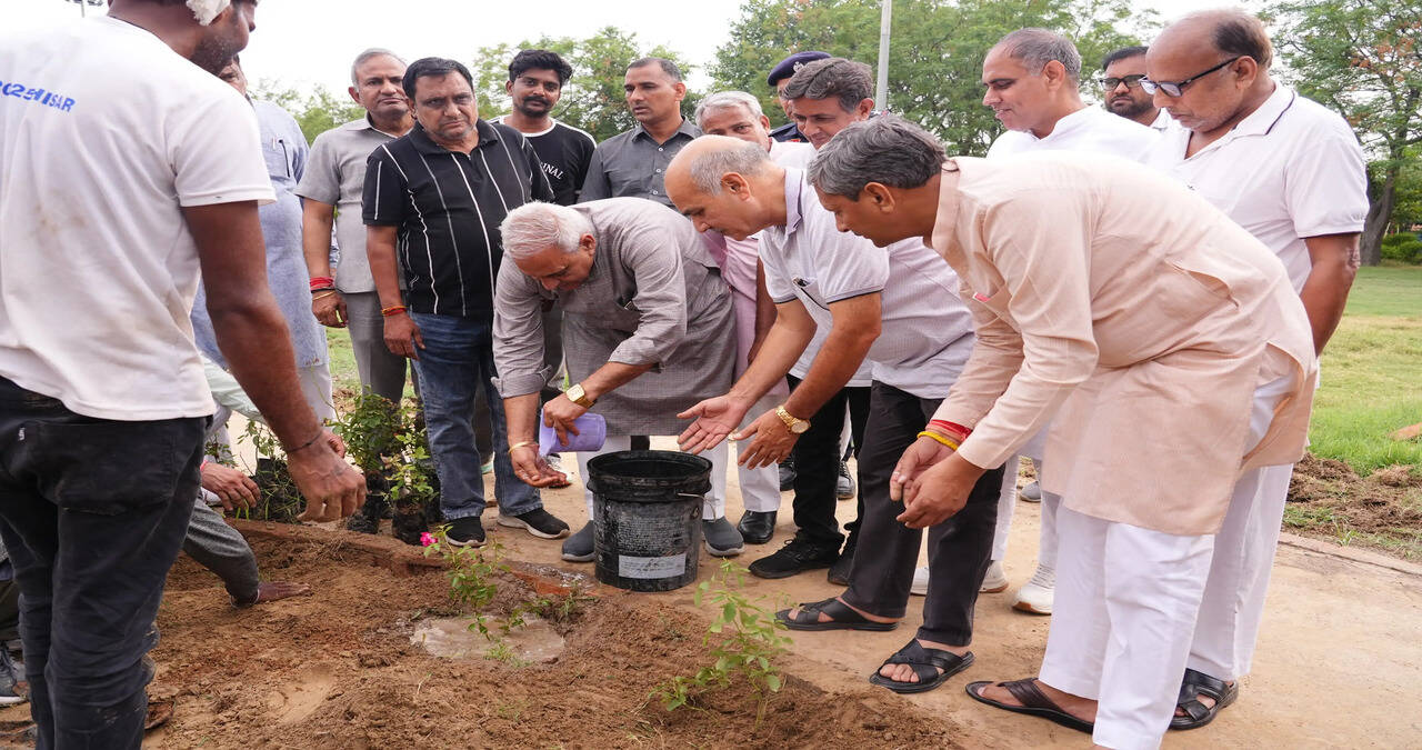 मानसून में हरियाली का संदेश: कैबिनेट मंत्री रणबीर गंगवा ने किया पौधारोपण, जल संरक्षण का भी दिया संदेश