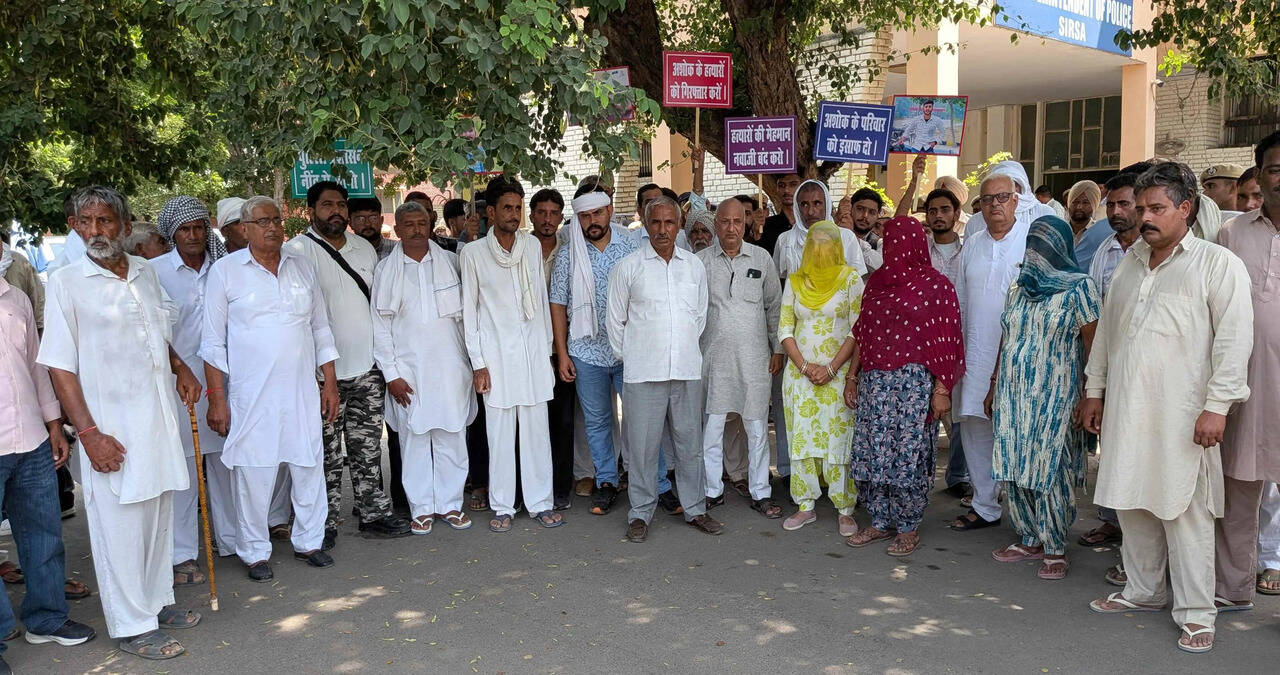 1000 रुपये&nbsp;के विवाद में युवक की हत्या मामले में पुलिस अधीक्षक से मिलने पहुंचे ग्रामीण, जांच अधिकारी बदलने की मांग