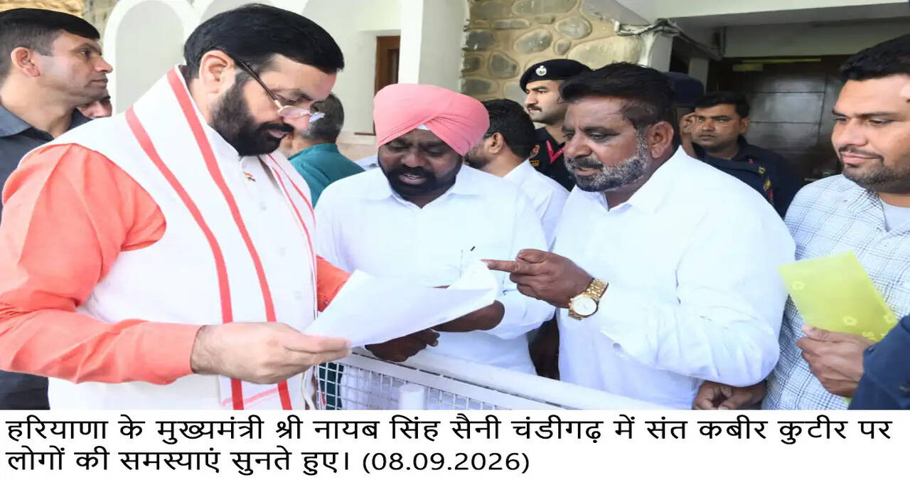 चंडीगढ़ में संत कबीर कुटीर पर लोगों की समस्याएं सुनते हुए