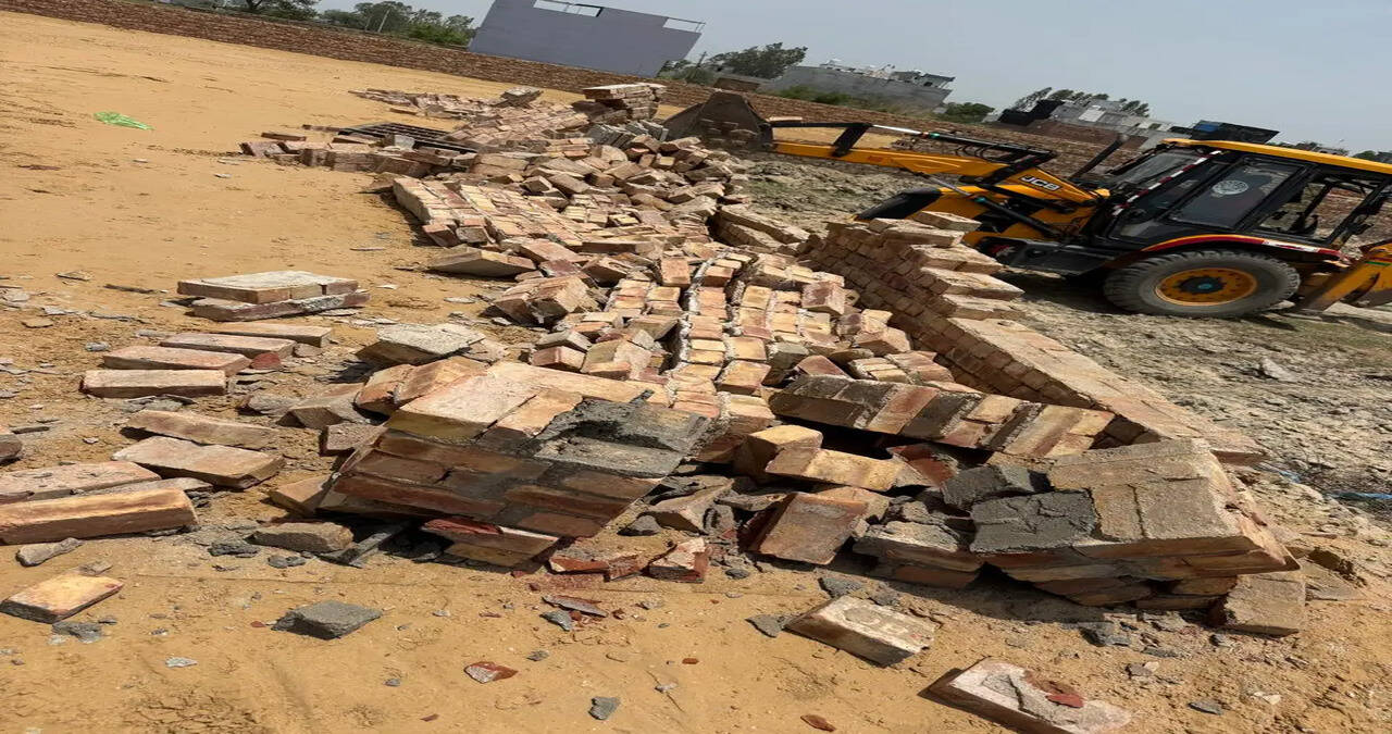 &nbsp;कन्हेली गांव में एक अवैध कॉलोनी में चलाया गया तोड़-फोड़ अभियान :- उपायुक्त सचिन गुप्ता
