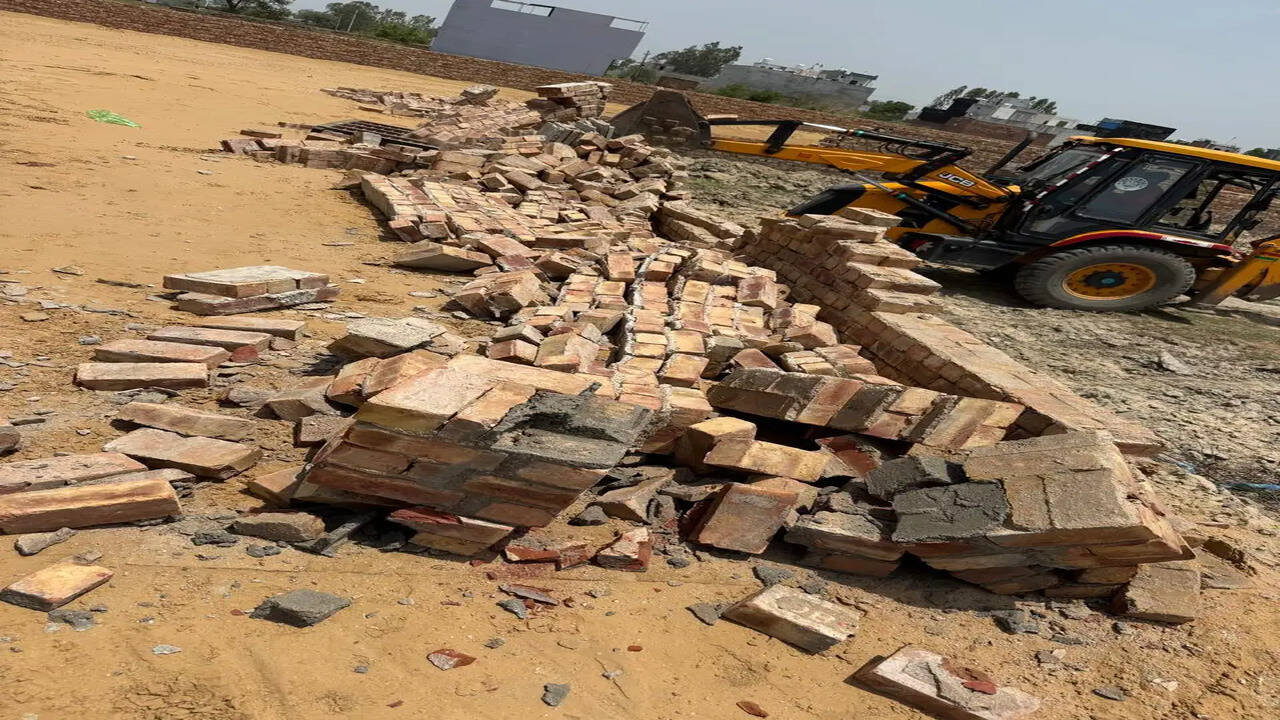 &nbsp;कन्हेली गांव में एक अवैध कॉलोनी में चलाया गया तोड़-फोड़ अभियान :- उपायुक्त सचिन गुप्ता