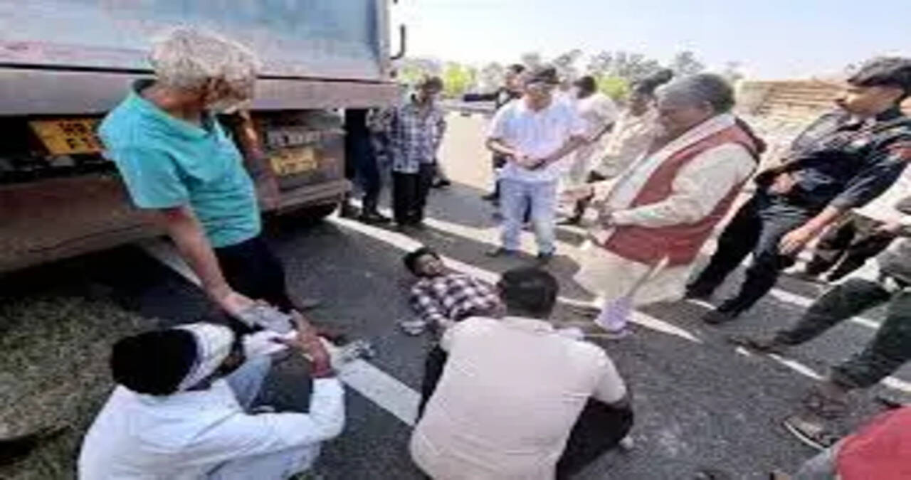 सड़क हादसे में घायल व्यक्ति की मदद के लिए तुरंत आगे आए विकास एवं पंचायत मंत्री कृष्णलाल पंवार  &nbsp;